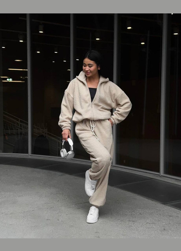Стильний бежевий спортивний костюм з тканини