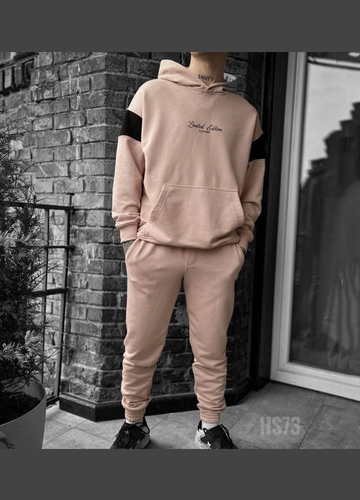 Спортивний чоловічий костюм