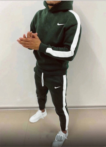 Чоловічий спортивний костюм