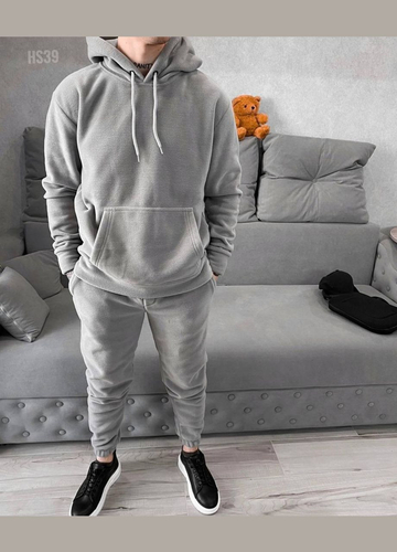 Чоловічий спортивний костюм